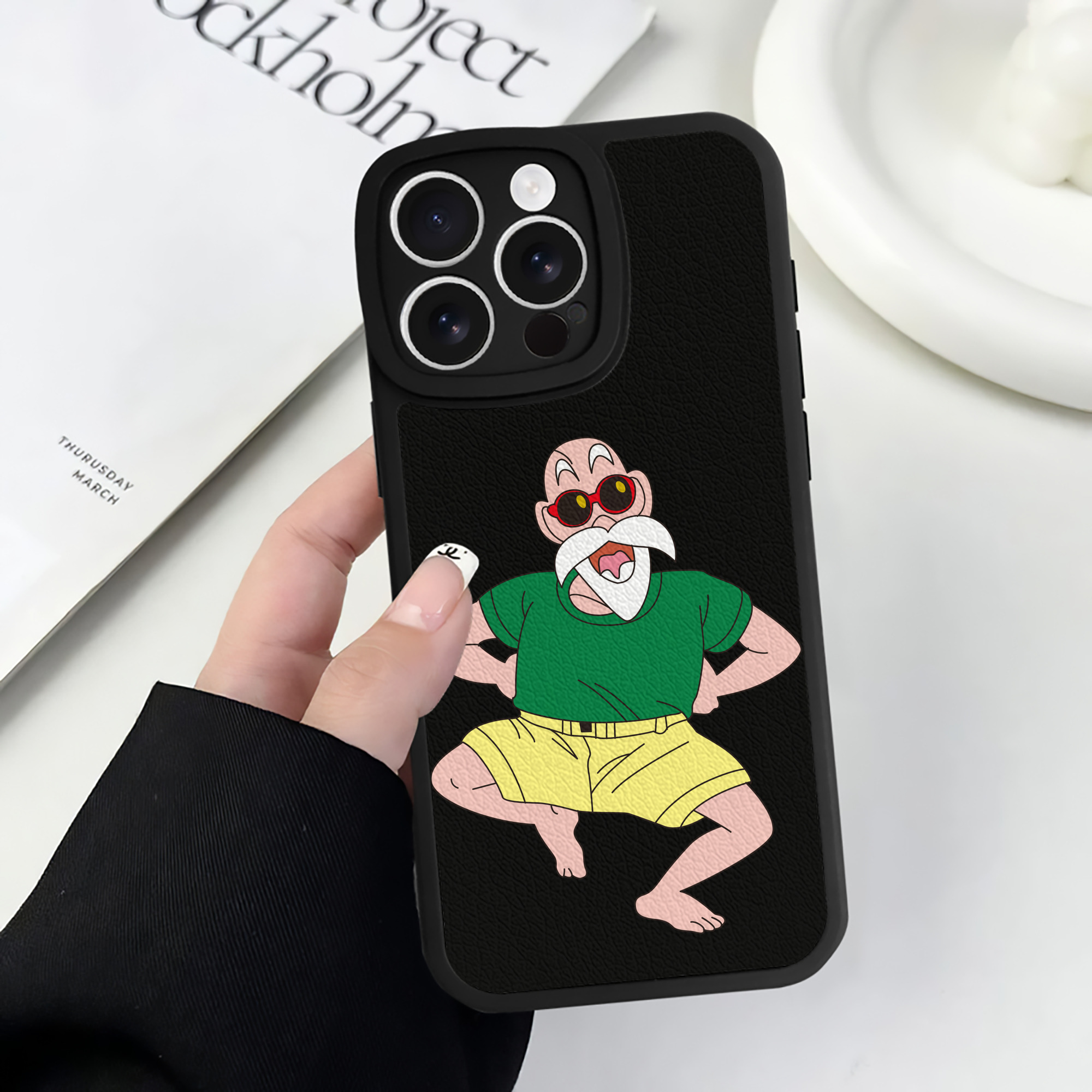 （画像用） ドラゴンボール 亀仙人（かめせんにん） DRAGON BALL Master Roshi Kame Sennin 【iPhone 16シリーズ対応】シリコンスマホケース（レザー調） 材質：シリコン